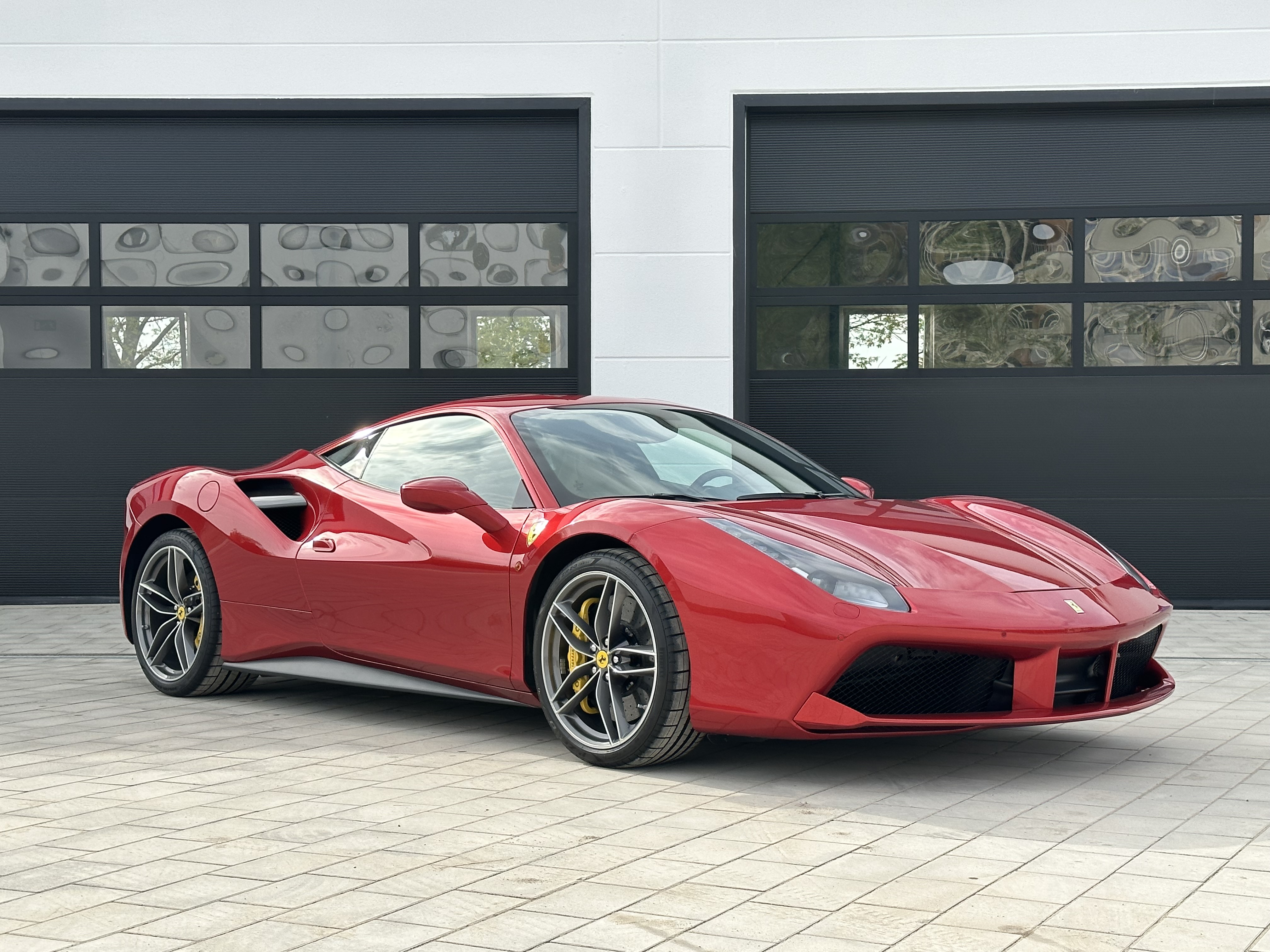 Roter Ferrari 488 GTB von KAEMA Motors auf der Straße