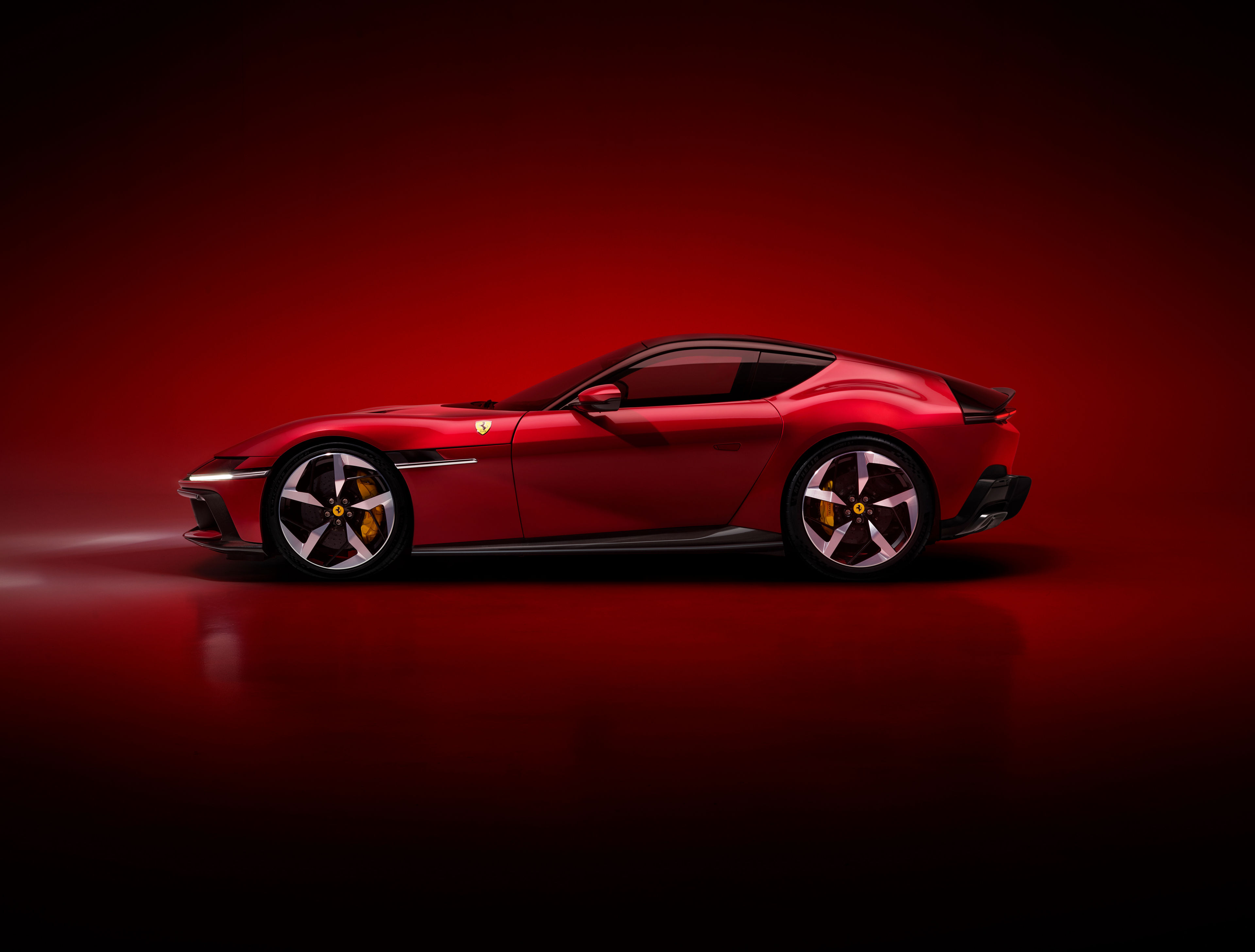 Frontansicht des neuen Ferrari 12Cilindri Manuale von KAEMA MOTORS